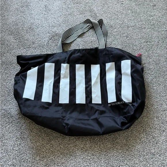 Victoria Secret duffle bag - Picture 3 of 5